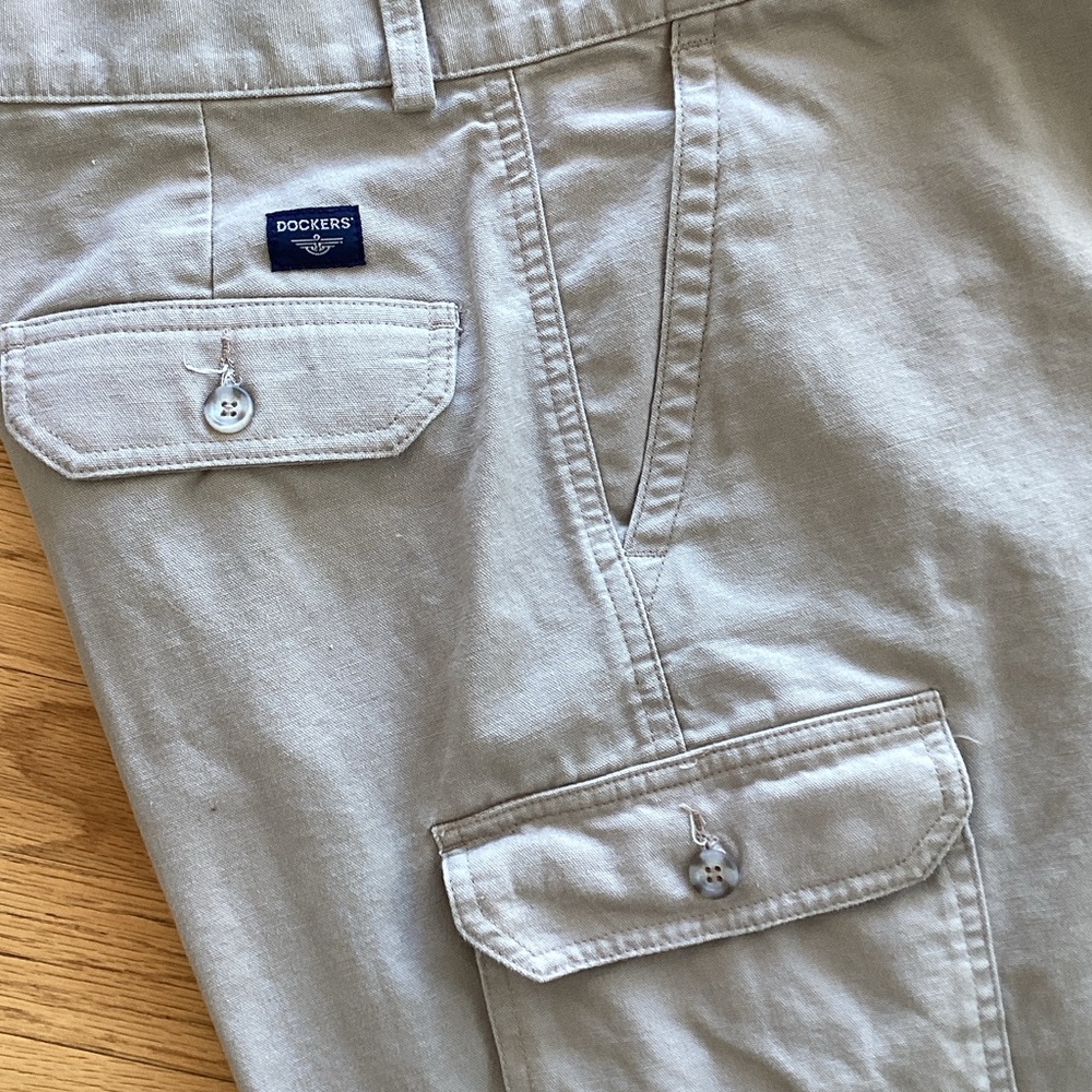 Men’s Dockers Light Tan Cargo Pants for Men - Picture 2 of 3